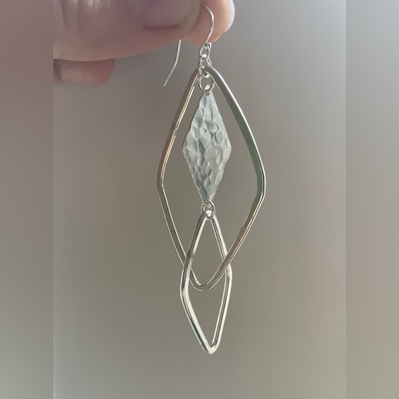 Hammered silver geometric earrings - Picture 2 of 4